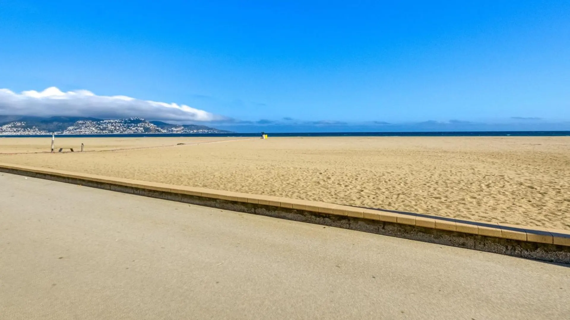 Apartment With Mountain Views Empuriabrava