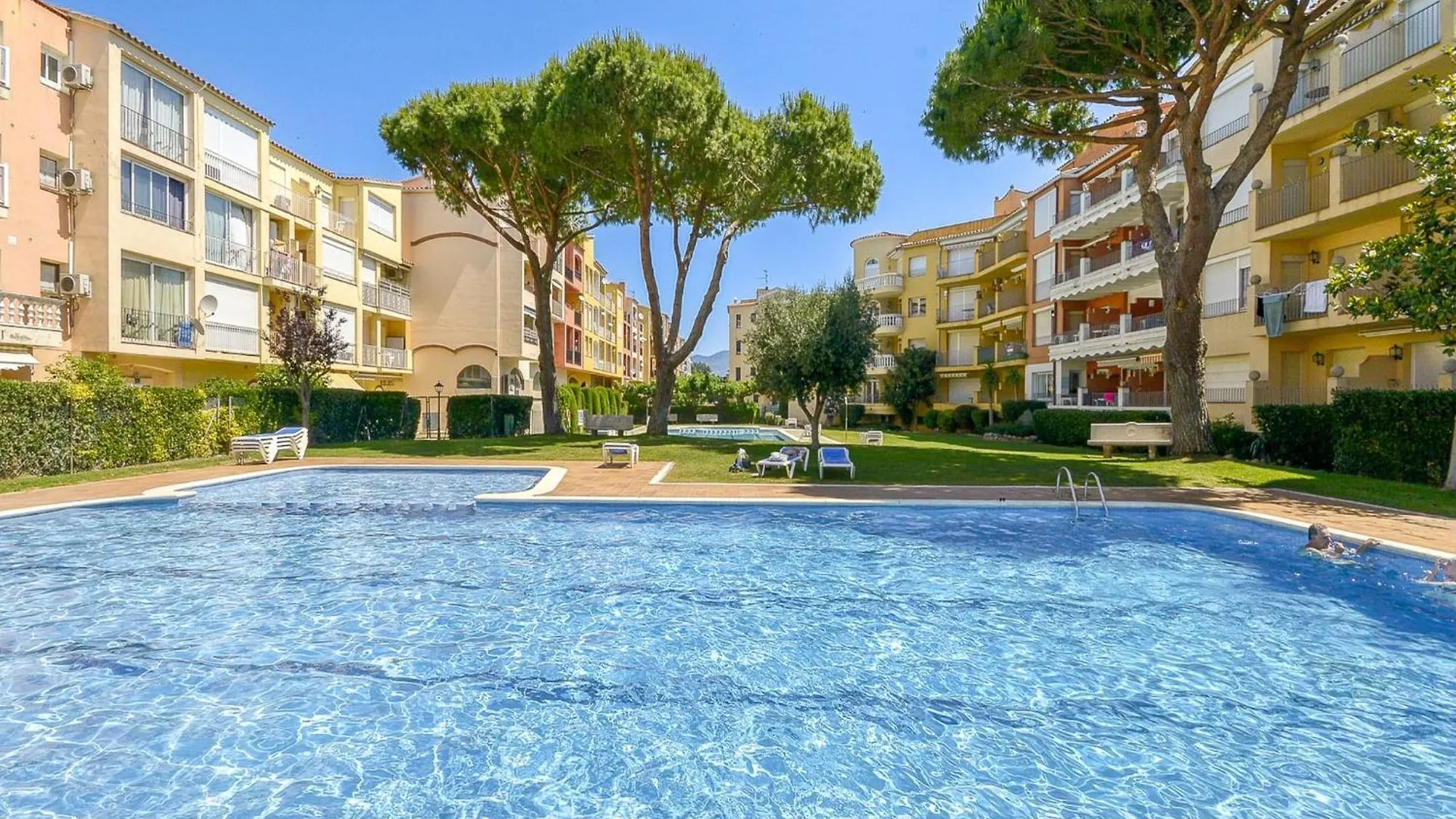Apartment With Mountain Views Empuriabrava