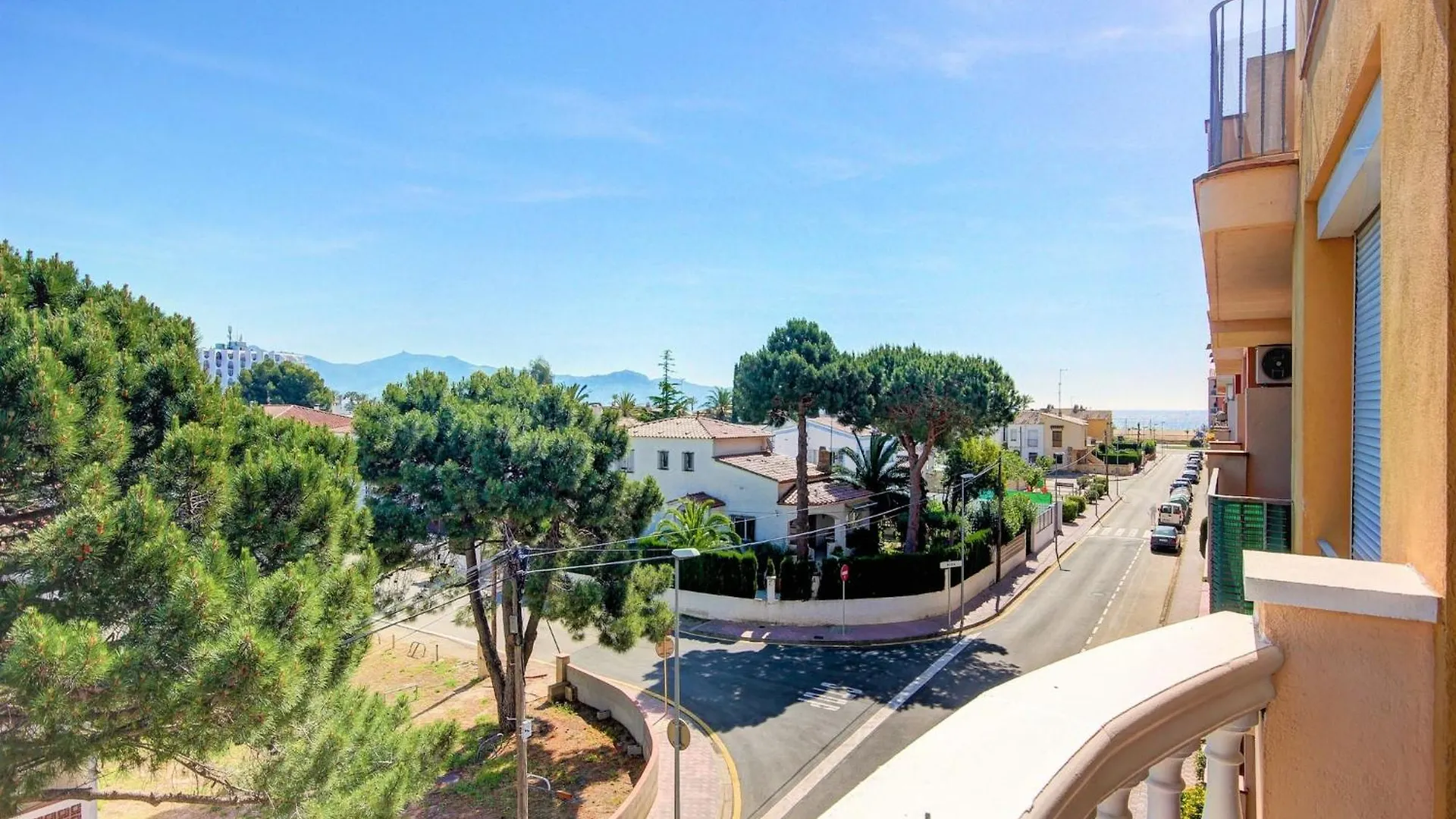 Apartment With Mountain Views Empuriabrava